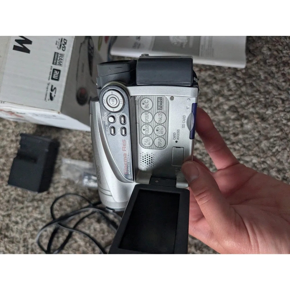 Hitachi DZ-GX5020A DVD‎ Camcorder with 30x Optical Zoom Bundle With Box